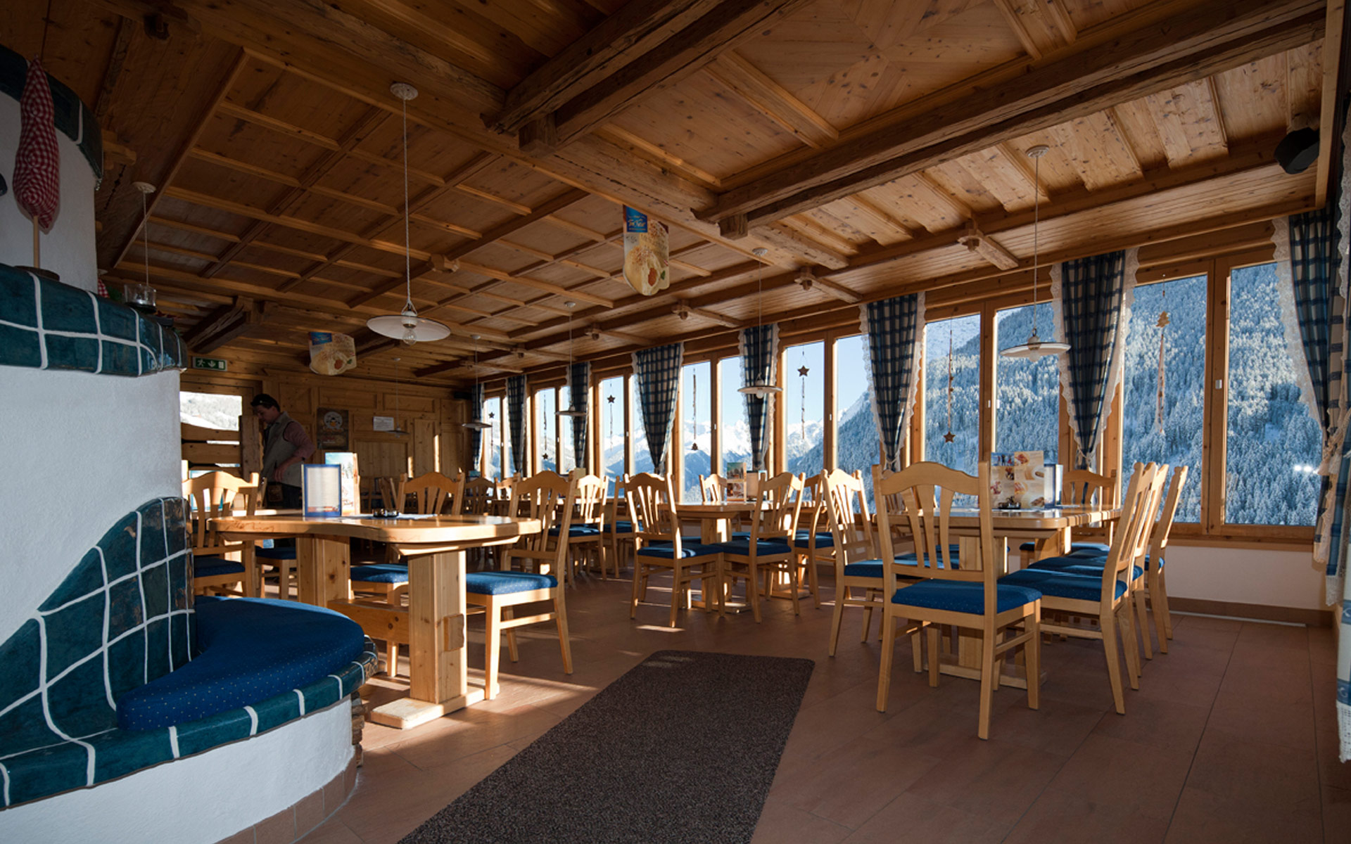 Restaurant in Tux im Zillertal mit Holzmöbeln und Blick auf Berge
