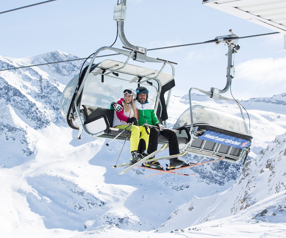 Glückliches Paar im Winterurlaub in Tux im Zillertal