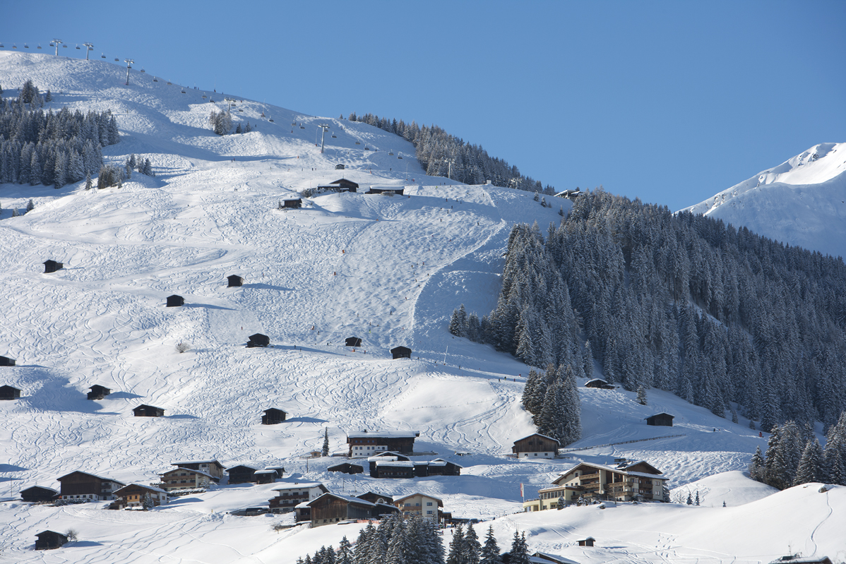 Schneebedeckte Skipiste für das Skifahren in Tux im Zillertal